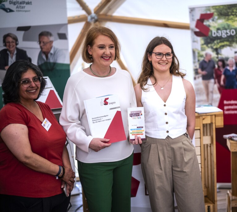 Beim Demokratiefest in Berlin: Bundesfamilienministerin Lisa Paus (Bündnis 90/ Die Grünen) am Stand der BAGSO mit BaS-Vertreterin Sangita Popat (links) Fotografiert im Auftrag des BMFSFJ