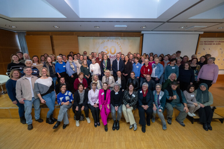 BAS Jubiläum Teilnehmend der Fachtagung vor dem 30-Jahre-Banner