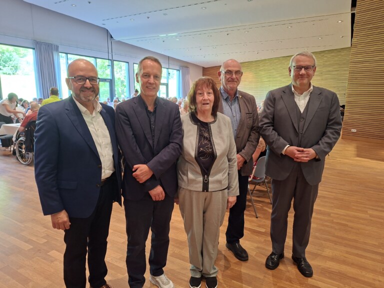v.l.n.r.: Bürgermeister Andy Haugk, Erik Rahn, Siliva Förster und Detlef Rölke vom SB, Götz Ullrich, Landrat des Burgenlandkreises.
